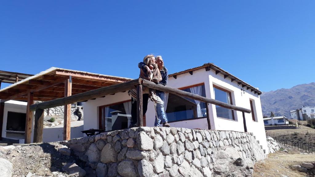 posąg człowieka stojącego na ścianie w obiekcie Cabañas Loma de El Pelao w mieście Tafí del Valle