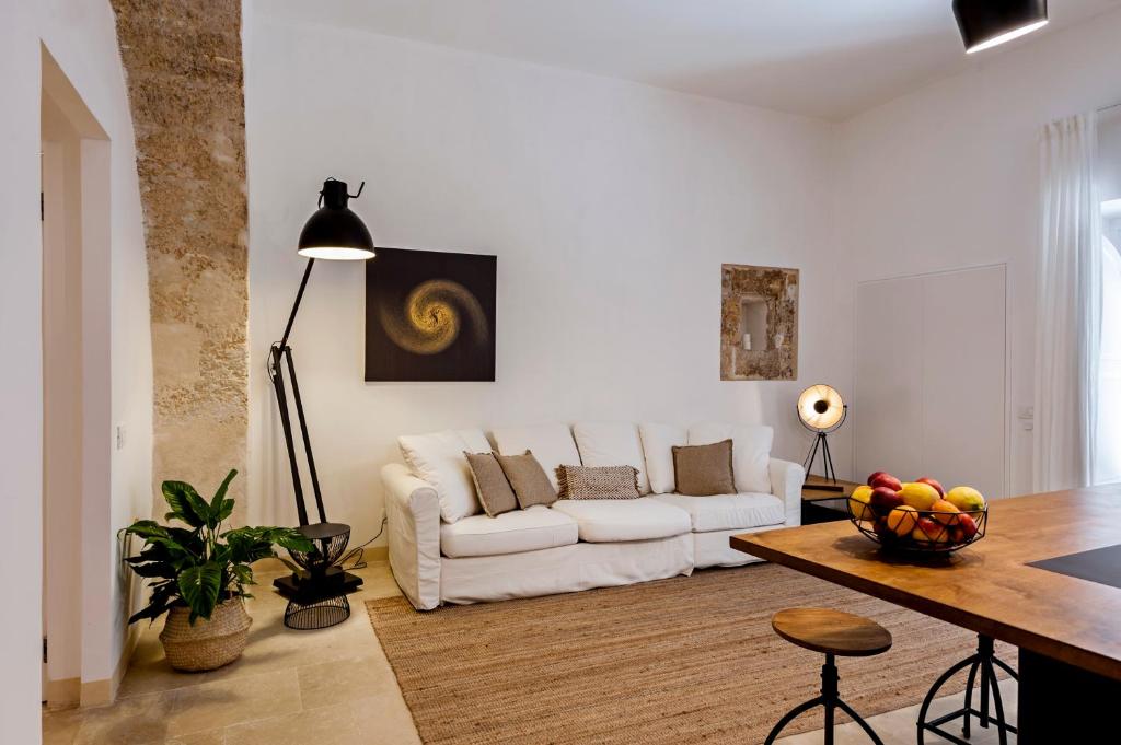 A seating area at Crocefisso suite -Ortigia
