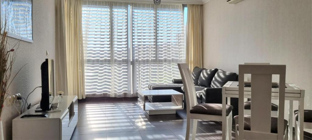 TV a/nebo společenská místnost v ubytování Dolce Vita II Waterfront Aura Sea View Luxury Apartament