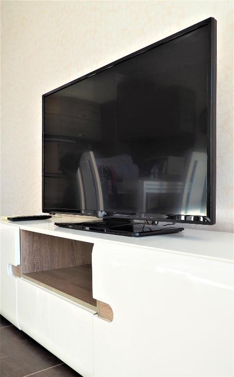 TV a/nebo společenská místnost v ubytování Dolce Vita II Waterfront Aura Sea View Luxury Apartament