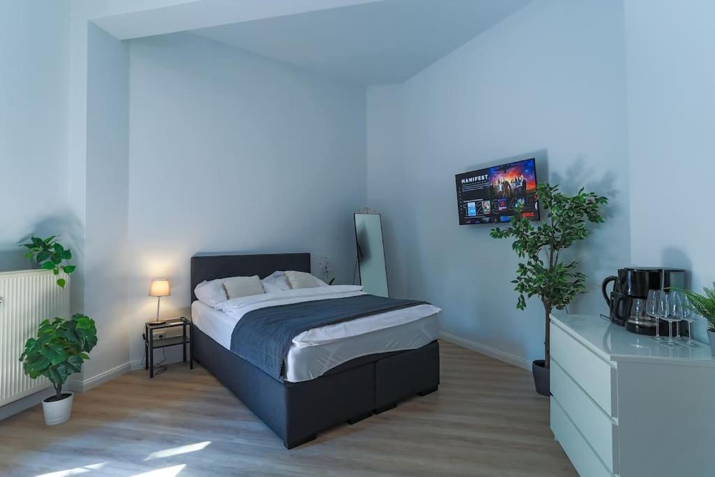 a bedroom with a bed and a blue wall at Cozy-Livings Altbau mit Terrasse und Küche am Stadtpark in Bad Nauheim