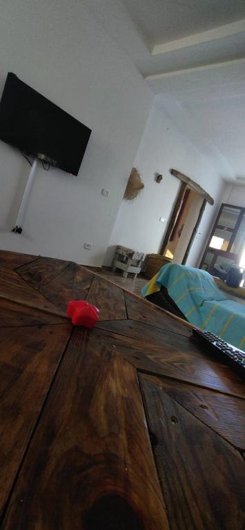 TV a/nebo společenská místnost v ubytování l' Escapade El Haouaria