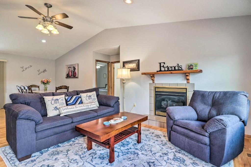 sala de estar con 2 sofás azules y chimenea en Charming Mills River Home with Porch and Yard!, en Mills River