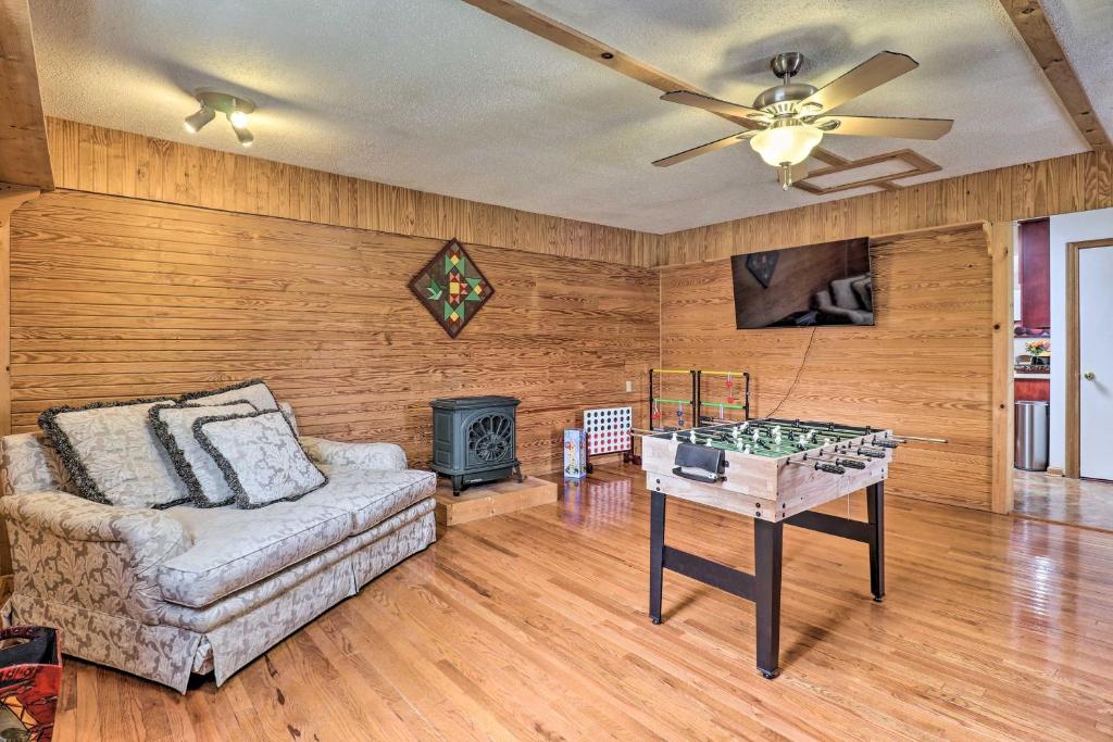 Charming Mills River Home with Porch and Yard! - Ferienhaus