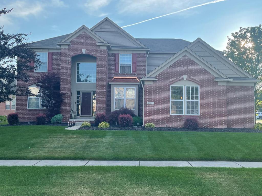 Beautiful, Spacious 6 Beds, 6 Bath with Theater room and Hot Tub - Housity