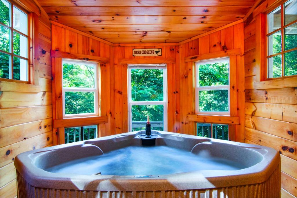 Cozy Cabin Retreat - Hot Tub, Fireplace & Fire Pit - Vakantiehuis