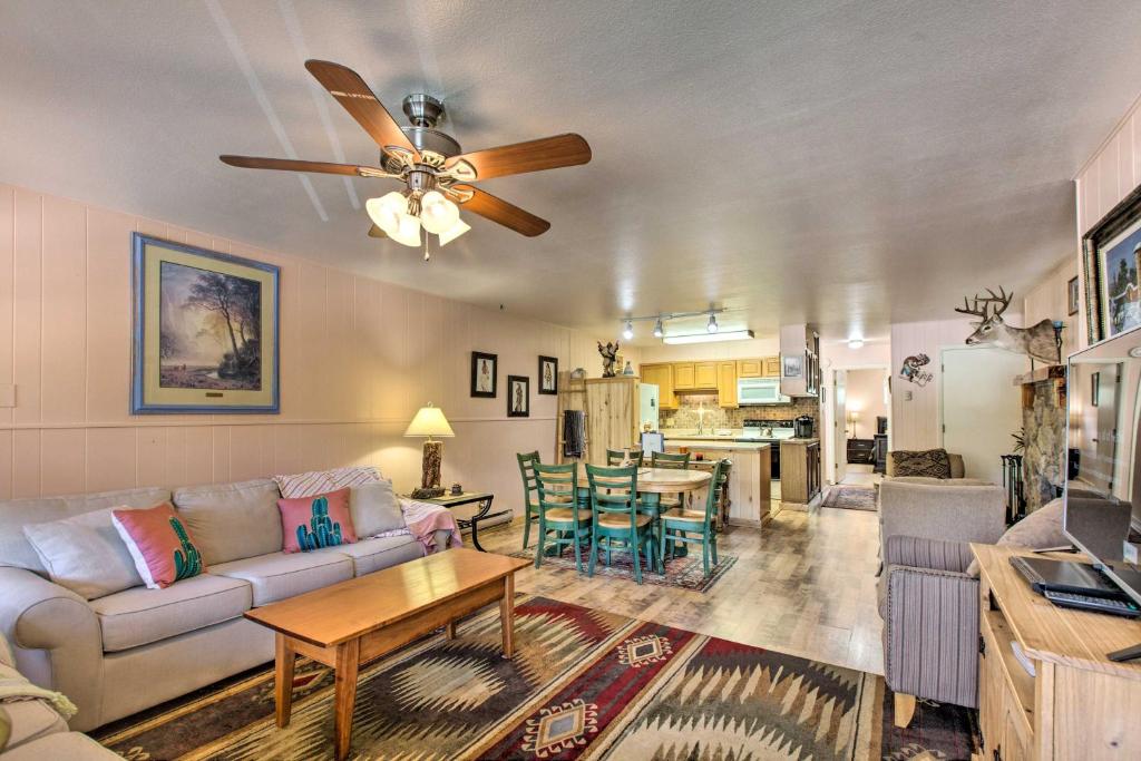 un salon avec un canapé et un ventilateur de plafond dans l'établissement Red River Ski Condo on Main St - Mtn View!, à Red River