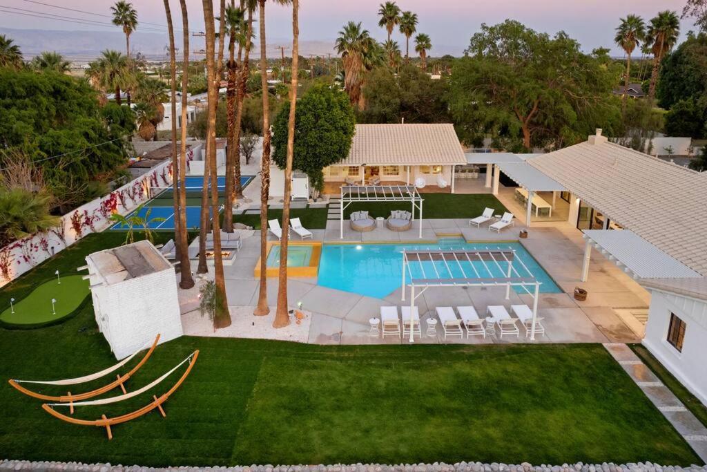 Vista sulla piscina di Solaris - Exclusive Desert Oasis with Pool, Spa and Fire Pit #4942 6BR o su una piscina nei dintorni