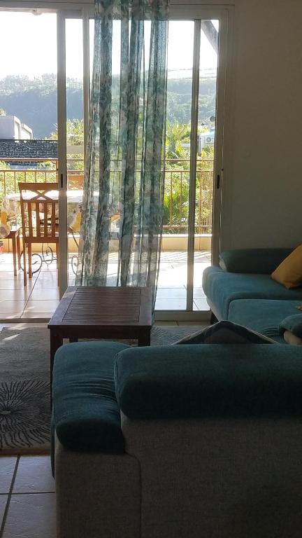 Posezení v ubytování Les Chandels Appartement avec terrasse vue mer Manapany les bains