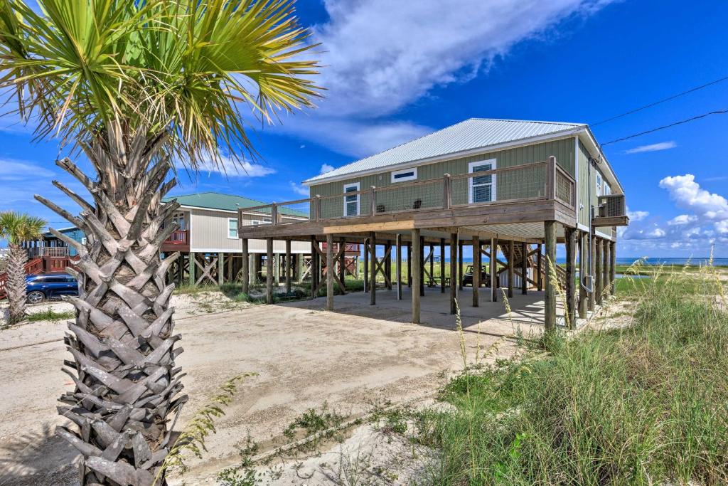 una casa en la playa con una palmera en Bayfront Dauphin Island Home with Beach Access!, en Dauphin Island