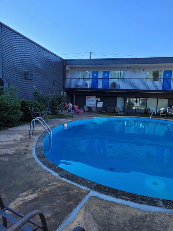una gran piscina en un patio junto a un edificio en 7 Nights Stay en Niagara Falls