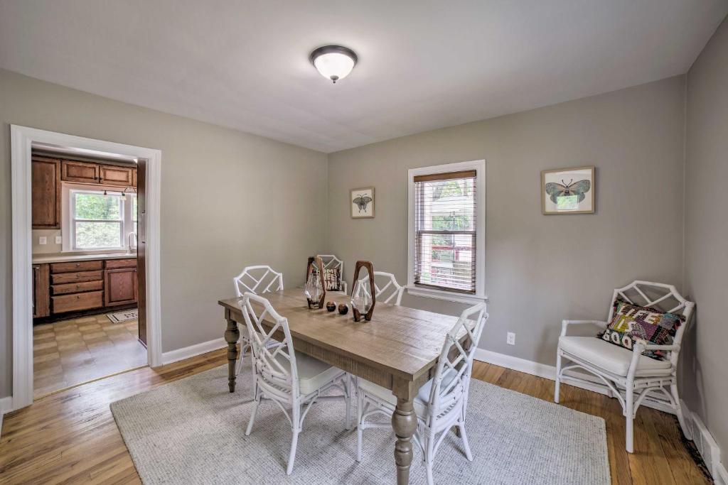Pet-Friendly Lake Getaway 1 Block to Beach! - Casa De Vacaciones