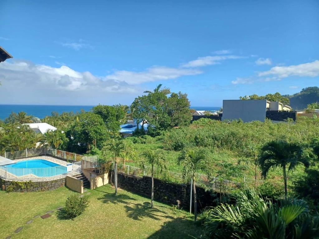 Bazén v ubytování Les Chandels Appartement avec terrasse vue mer Manapany les bains nebo v jeho okolí
