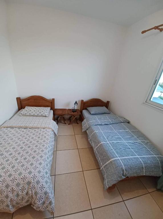 Postel nebo postele na pokoji v ubytování Les Chandels Appartement avec terrasse vue mer Manapany les bains