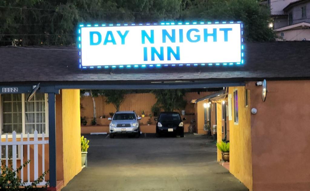 ロサンゼルスにあるDAY N NIGHT Innの建物内の昼夜宿の看板