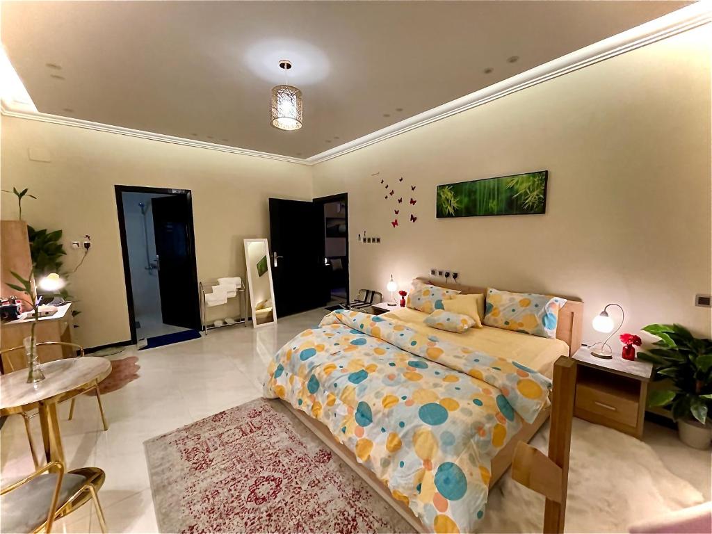 1 dormitorio con 1 cama grande en una habitación en الجوهرة الزرقاء بجوار فعاليات سما أبها, en Abha