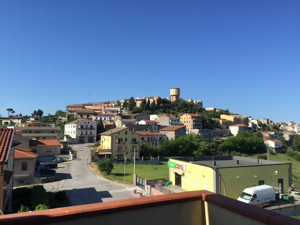 vista sulla città dal tetto di Casa vacanza Colle Renazzo con terrazzo in collina 15 min. dal mare a Mafalda
