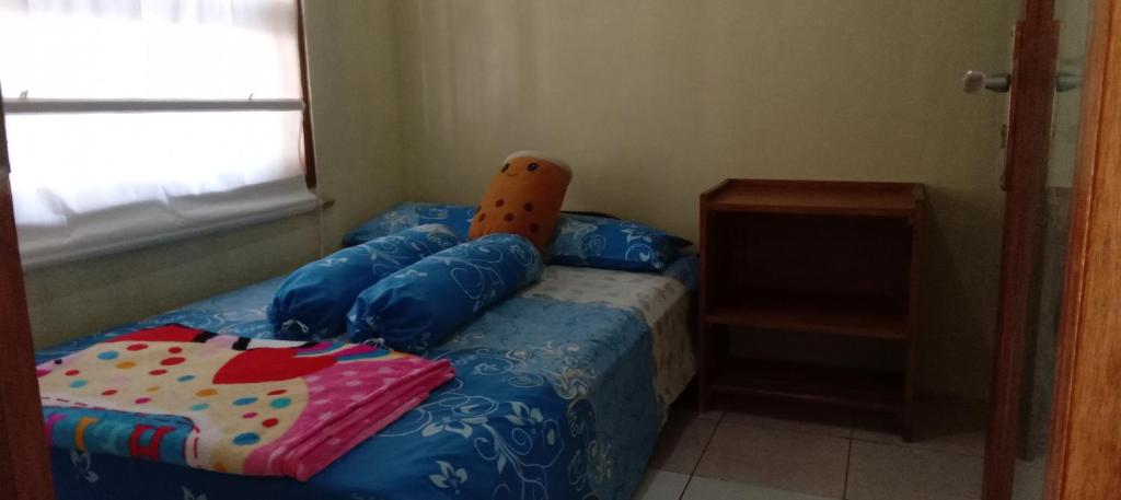 Postel nebo postele na pokoji v ubytování Sadewa homestay batukaras