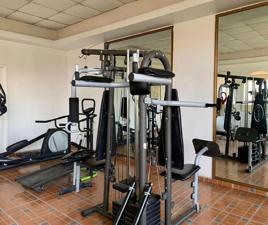 The fitness centre and/or fitness facilities at Hotel Inn Galerias