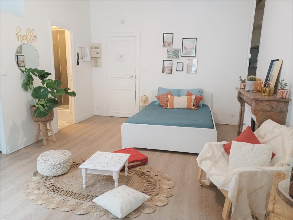 um quarto com uma cama, um sofá e uma mesa em Studio proche centre ville em Le Mans