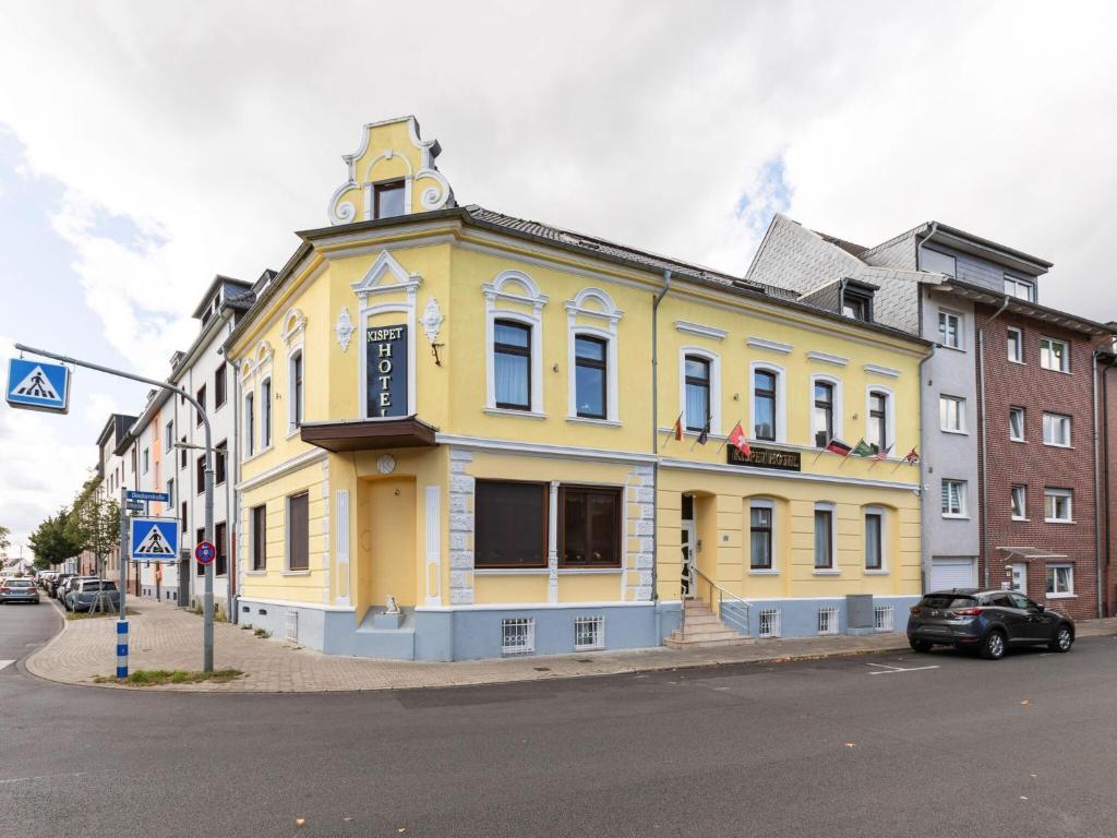 un bâtiment jaune au coin d'une rue dans l'établissement Deluxe Apartment in Oberhausen with Breakfast, à Oberhausen