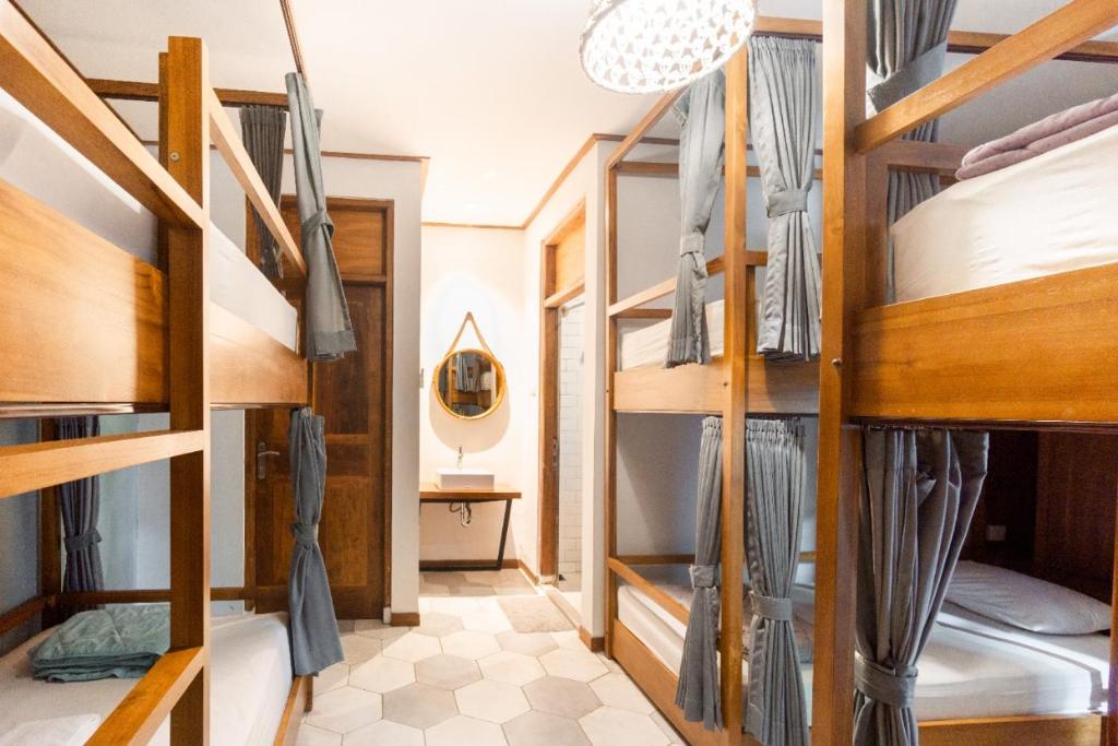 Interconnection Hostel客房内的一张或多张床位