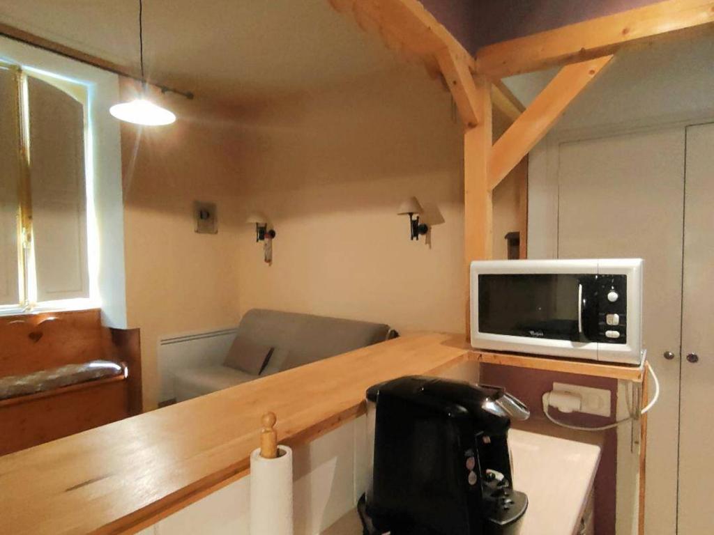 Televízia a/alebo spoločenská miestnosť v ubytovaní Studio proche centre pour 2/4 personnes, cuisine équipée, près thermes et télécabines - FR-1-234-281