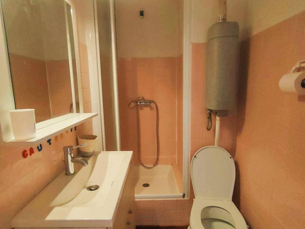 Kúpeľňa v ubytovaní Studio proche centre pour 2/4 personnes, cuisine équipée, près thermes et télécabines - FR-1-234-281