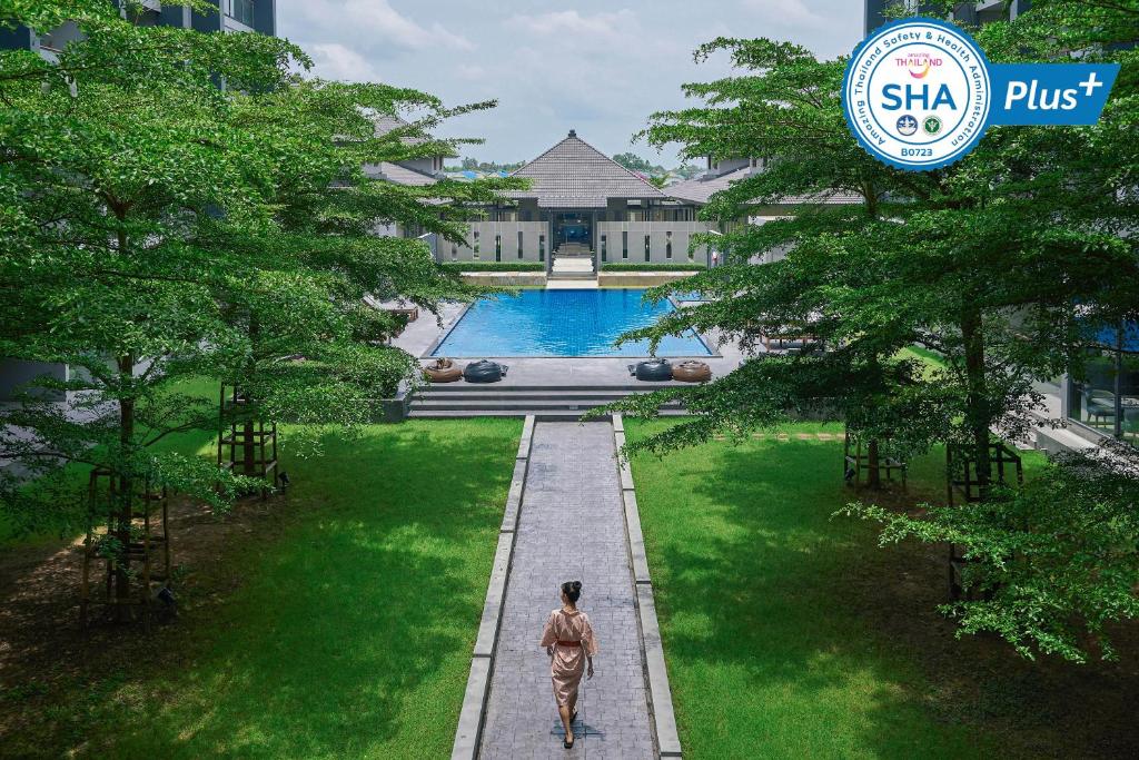 Výhled na bazén z ubytování Serenity Hotel and Spa Kabinburi nebo okolí