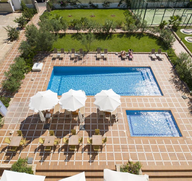 an overhead view of a pool with tables and umbrellas at Bon Sol Prestige - AB Group in Playa d'en Bossa