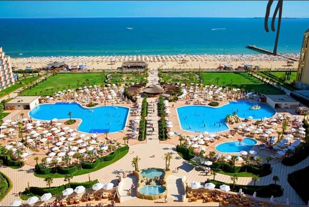 Sunny beach Private apartment in the best hotel - family room - beachfront