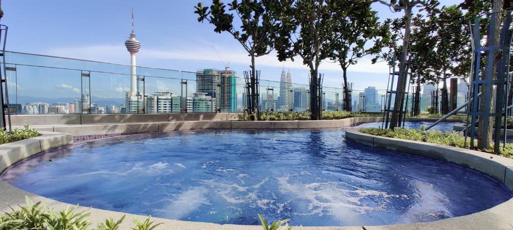 吉隆坡的住宿－Eclipse Suites Robertson Bukit Bintang，建筑物屋顶上的热水浴池