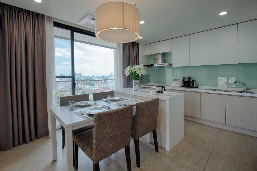 Kuchyň nebo kuchyňský kout v ubytování GRANFERTE Phnom Penh Hotel