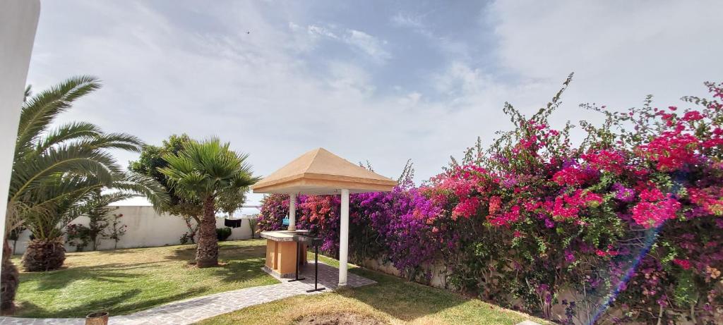 Zahrada ubytování Villa CLIMATISEE avec piscine privée, ras el ma
