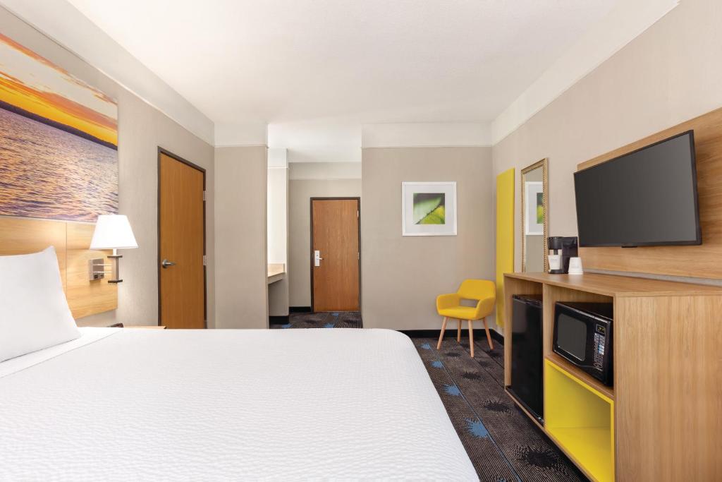 Days Inn by Wyndham Kansas City International Airport - Zimmer Mit Kingsize-Bett – Nichtraucher
