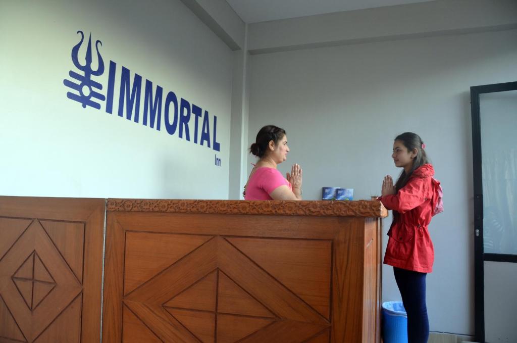 Gestir sem dvelja á Hotel Immortal Inn