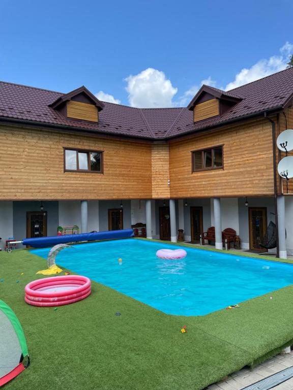 una casa con piscina con frisbee nel cortile di Bratkivchanka a Yablunytsya