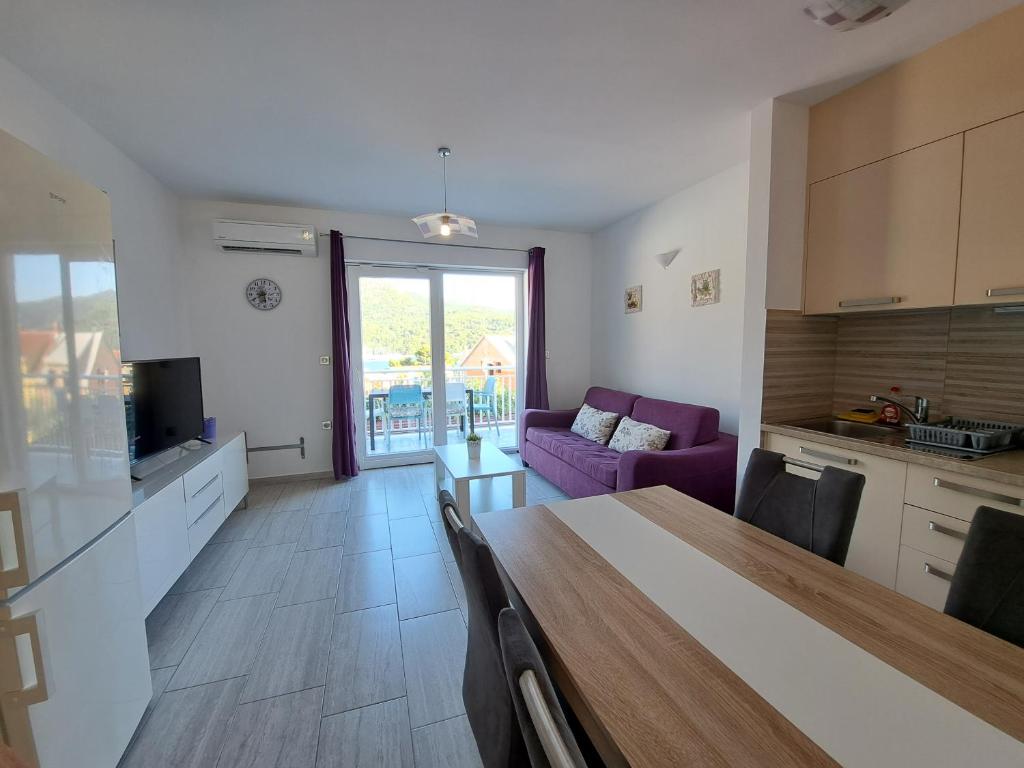 Kuchyňa alebo kuchynka v ubytovaní Apartments Šišević - Comfort Apartments with Balconies and Sea View
