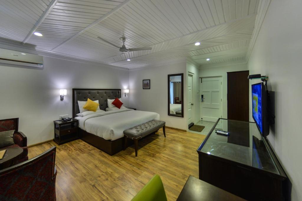 Postel nebo postele na pokoji v ubytování HOTEL METROPOLIS SRINAGAR