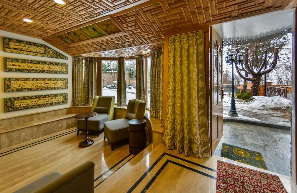 Posezení v ubytování HOTEL METROPOLIS SRINAGAR