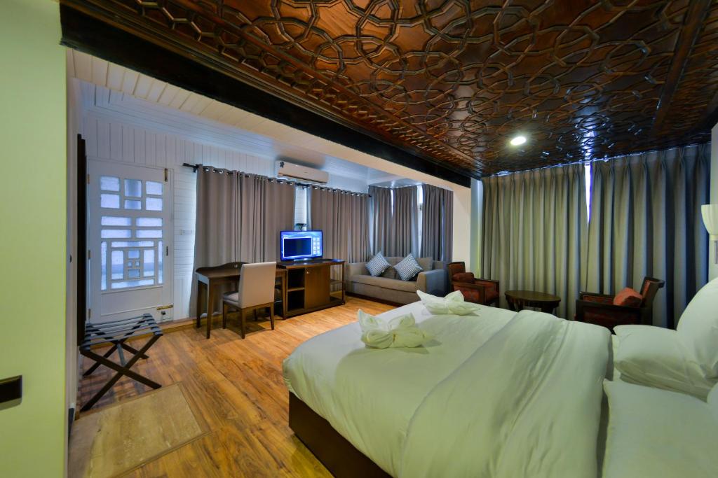 Postel nebo postele na pokoji v ubytování HOTEL METROPOLIS SRINAGAR