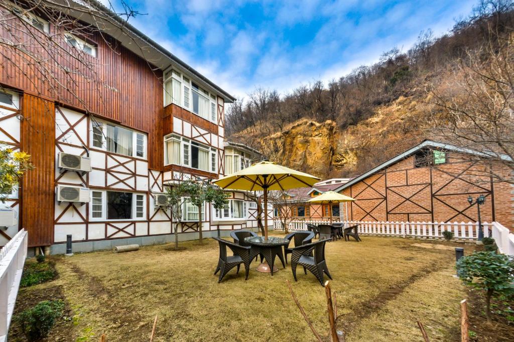 Nespecifikovaný výhled na hory nebo výhled na hory při pohledu z hotelu