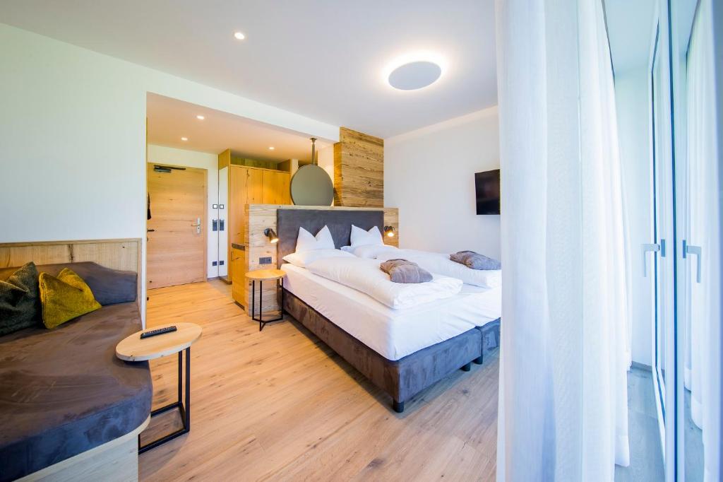 恩特湖的住宿－DAS Hintersee，一间带大床的卧室和一间客厅