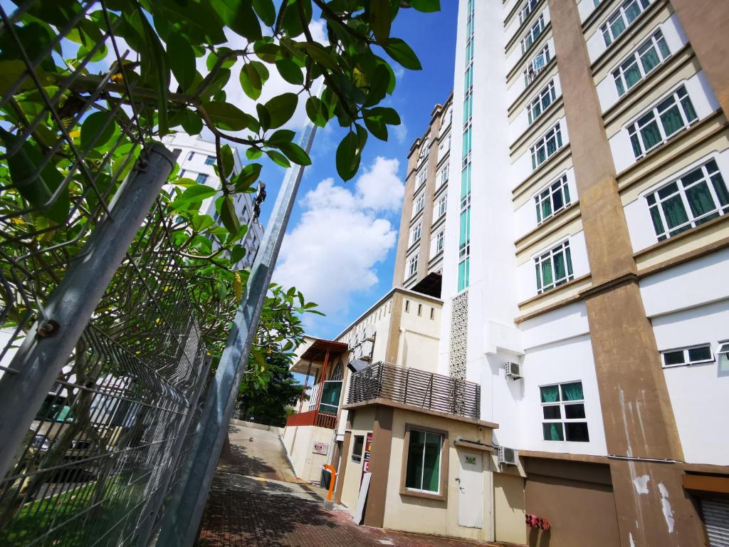 uma vista para uma rua entre dois edifícios em Homestay SA De' Viana Apartment em Kota Bharu