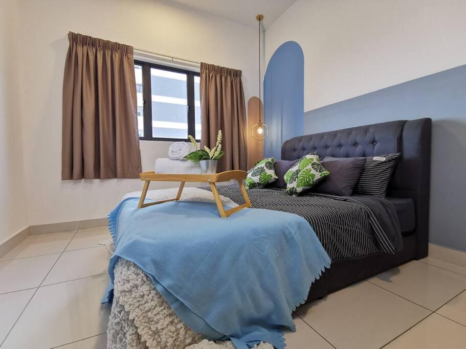 蕉赖1 Traders Garden 1BR Pool View with HiSpeed Internet Netflix的一间卧室配有黑色的床和蓝色的沙发