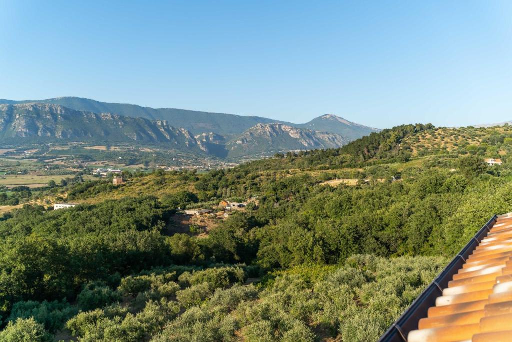 vista su una valle con montagne sullo sfondo di U Saccataro Casa Vacanze a Ogliastro Cilento