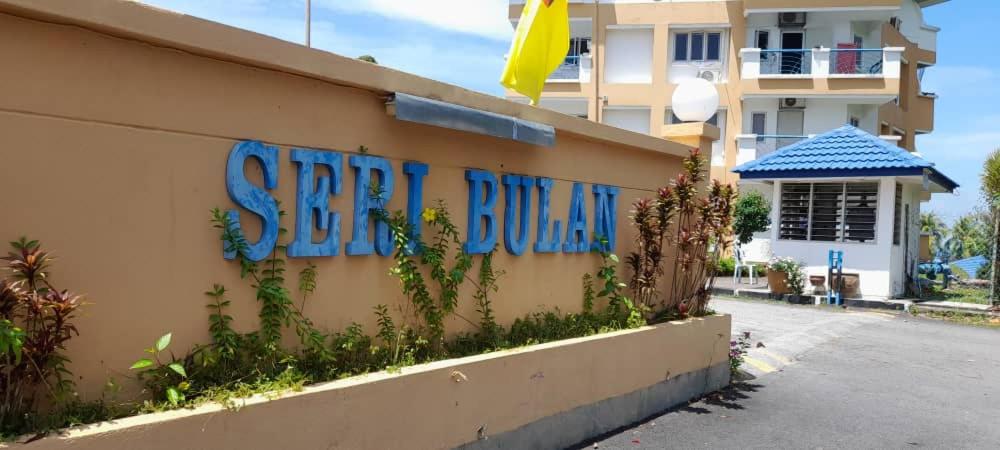 um sinal para um clube de surf ao lado de um edifício em ZNA Prop d Seri Bulan Resort,PD em Porto Dickson