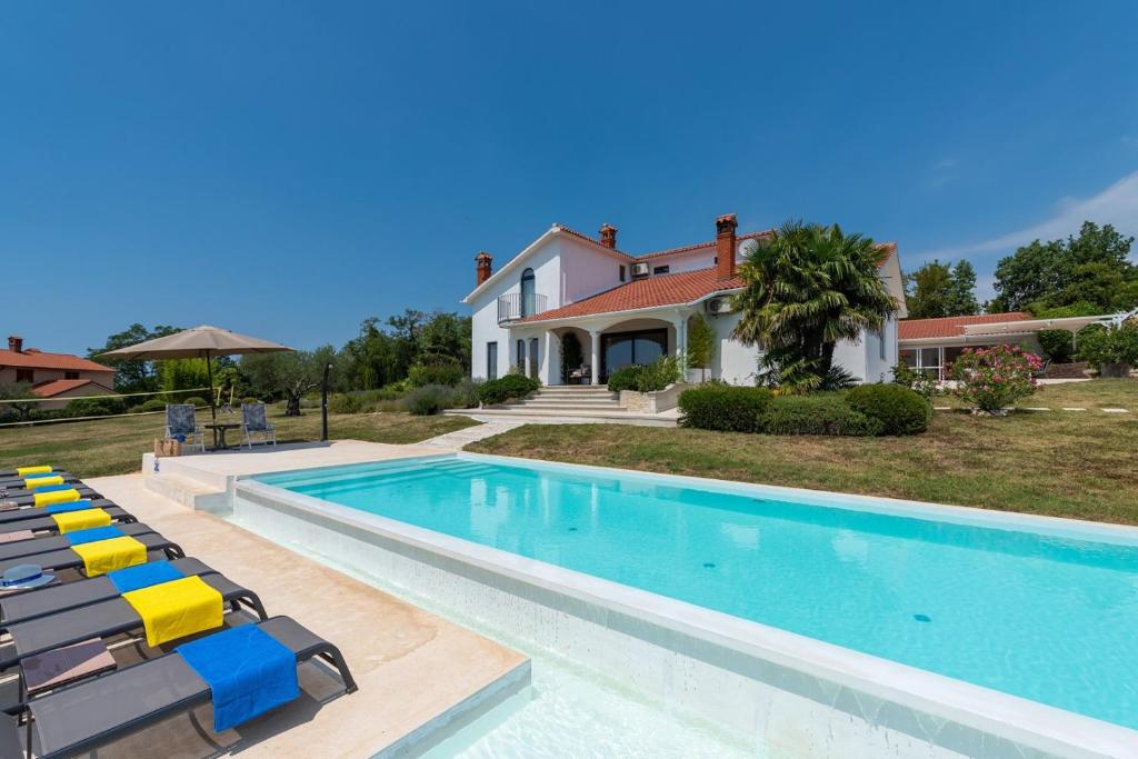 Bazén v ubytování Villa Natura Vita nebo v jeho okolí