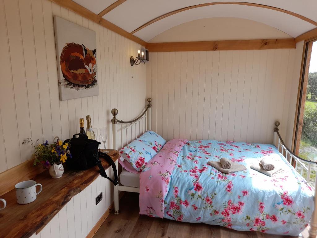 een slaapkamer met een bed in een kamer met een raam bij Top of the Rock Glamping in Trefeglwys
