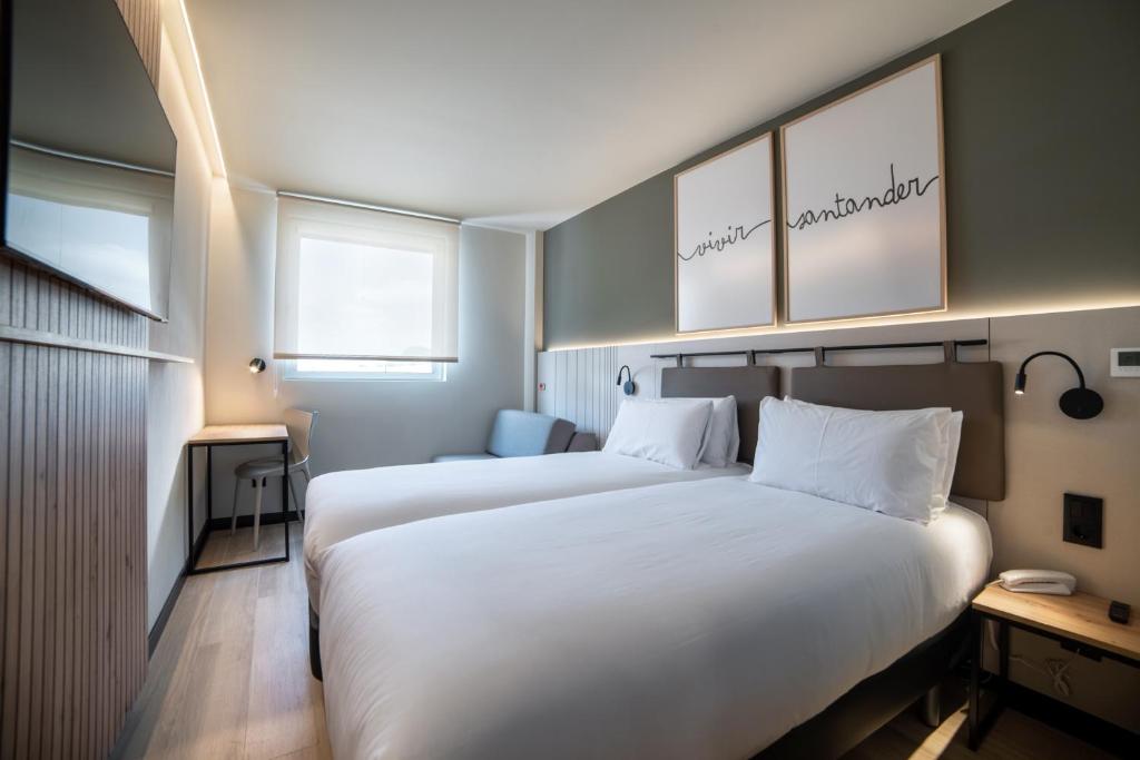Llit o llits en una habitació de Hotel Bed4U Santander